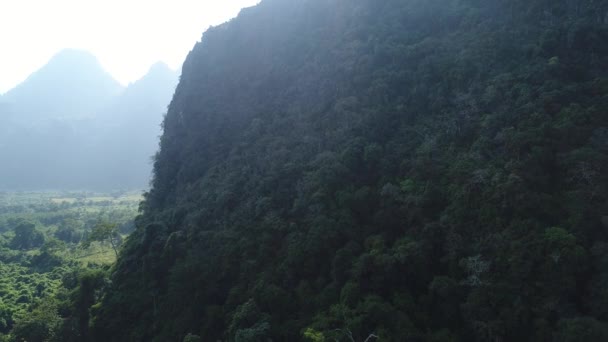 Paysage autour de la ville de Vang Vieng au Laos vue du ciel — Stock video