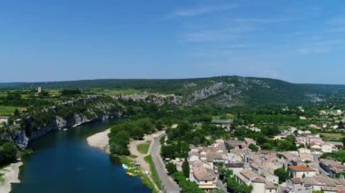 Fransa 'daki Ardeche vadileri gökyüzünden görünüyor.