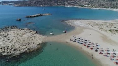 Yunanistan 'ın Kiklad adasındaki Ios adasındaki Magganari plajı