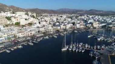 Yunanistan 'ın Cyclades kentindeki Naxos adasındaki Chora Limanı hava manzaralı