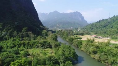 Laos 'ta Vang Vieng nehri yakınlarında gökyüzünden görüldü.