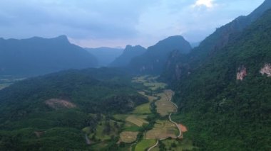 Laos 'ta Vang Vieng kasabası yakınlarındaki doğa manzarası gökyüzünden görülüyor.
