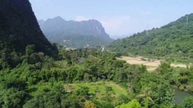 Laos 'ta Vang Vieng nehri yakınlarında gökyüzünden görüldü.
