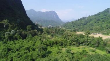 Laos 'ta Vang Vieng kasabası yakınlarındaki doğa manzarası gökyüzünden görülüyor.
