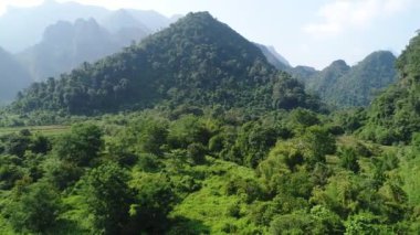 Laos 'ta Vang Vieng kasabası yakınlarındaki doğa manzarası gökyüzünden görülüyor.