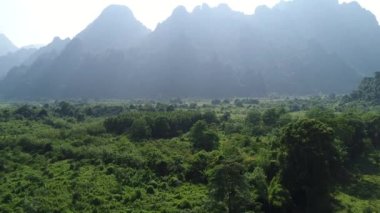 Laos 'ta Vang Vieng kasabası yakınlarındaki doğa manzarası gökyüzünden görülüyor.