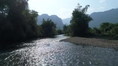 Nam Song nehri Laos 'taki Vang Vieng kasabasına yakın gökyüzünden görüldü.