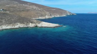 Yunanistan 'ın Kiklad adasındaki Serifos adasındaki Psili Ammos plajı gökyüzünden görüldü