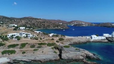 Sifnos adasındaki Faros plajı Yunanistan 'da gökyüzünden görülen sikladlarda