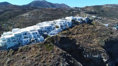 Sifnos adasındaki Kastro Sifnou plajı Yunanistan 'ın tepegöz manzaralı.
