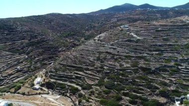 Sifnos adasındaki Kastro Sifnou plajı Yunanistan 'ın tepegöz manzaralı.