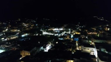 Ios adasındaki Chora köyü. Gece ve gökyüzü manzaralı.