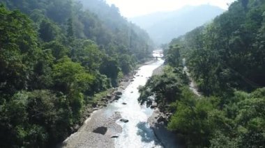Hindistan 'ın Uttarakhand Eyaleti yakınlarındaki Ganj nehri gökyüzünden görülüyor.