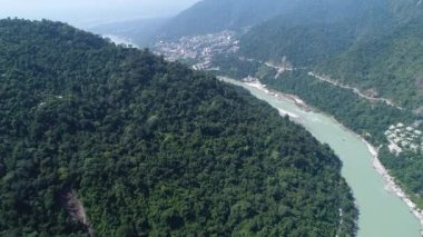 Hindistan 'ın Uttarakhand Eyaleti yakınlarındaki Ganj nehri gökyüzünden görülüyor.