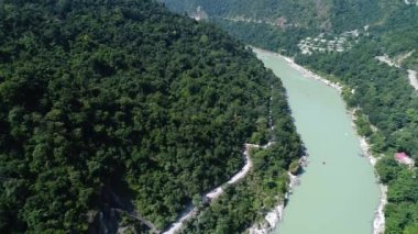 Hindistan 'ın Uttarakhand Eyaleti yakınlarındaki Ganj nehri gökyüzünden görülüyor.