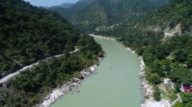 Hindistan 'ın Uttarakhand Eyaleti yakınlarındaki Ganj nehri gökyüzünden görülüyor.