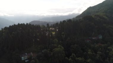 Sikkim Hindistan 'daki Rumtek Manastırı gökyüzünden görünüyor.