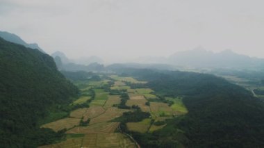 Laos 'ta Vang Vieng kasabası yakınlarındaki doğa manzarası gökyüzünden görülüyor.