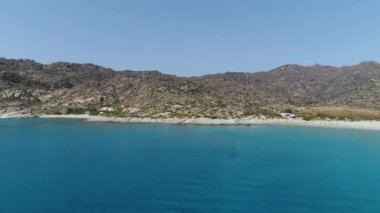Yunanistan 'ın Kiklad adasındaki Ios adasındaki Magganari plajı gökyüzünden görülüyor