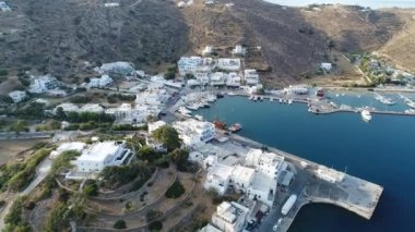 Yunanistan 'ın Kiklad adasındaki Ios Limanı gökyüzünden görüldü