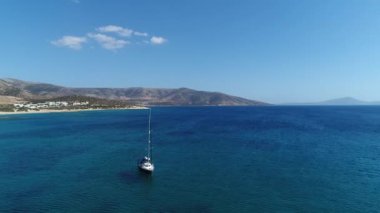 Yunanistan 'ın Kiklad adasındaki Naxos adasındaki Aliko plajı gökyüzünden görüldü