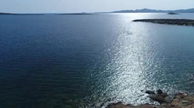 Yunanistan 'ın Kiklad adasındaki Naxos adasındaki Aliki plajı gökyüzünden görüldü