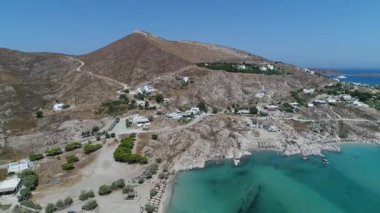 Yunanistan 'ın Cyclades bölgesindeki Paros adasındaki Naoussa' daki Piperi plajı hava manzaralı