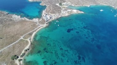 Yunanistan 'ın Cyclades bölgesindeki Paros adasındaki Naoussa' daki Piperi plajı hava manzaralı