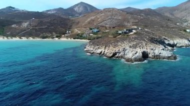 Yunanistan 'ın Kiklad adasındaki Serifos adasındaki Psili Ammos plajı gökyüzünden görüldü