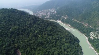 Hindistan 'ın Uttarakhand Eyaleti yakınlarındaki Ganj nehri gökyüzünden görülüyor.