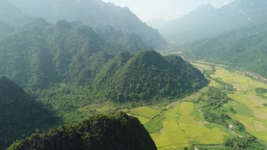 Laos 'taki Vang Vieng şehrinin çevresindeki manzara gökyüzünden görünüyor.