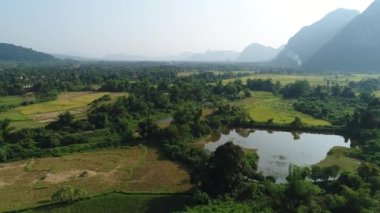 Laos 'taki Vang Vieng şehrinin çevresindeki doğal manzaralar gökyüzünden görüldü.