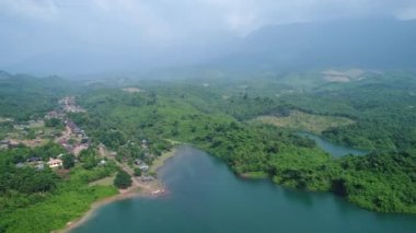 Gökyüzünden Laos 'ta Vang Vieng su rezervi