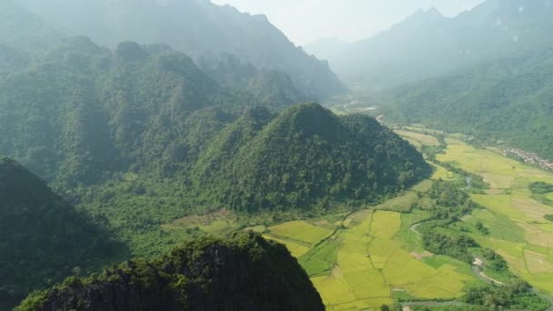 Paisaje Alrededor Ciudad Vang Vieng Laos Visto Desde Cielo — Vídeo de stock