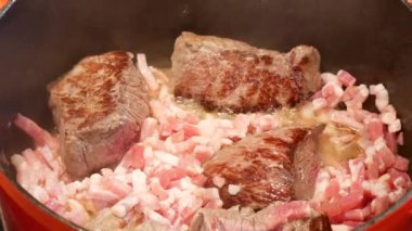 Kırmızı Burgonya şarabıyla geleneksel burgonya bifteği hazırlama