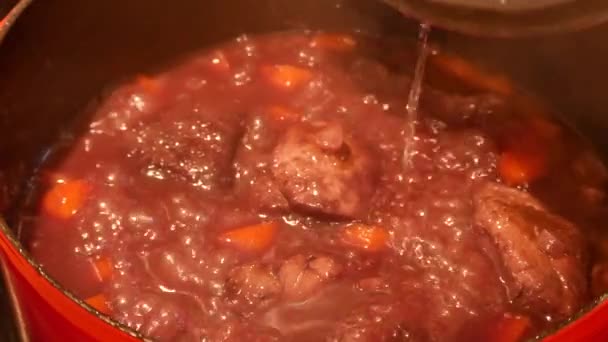 Preparación Tradicional Carne Borgoña Con Vino Tinto Borgoña — Vídeos de Stock