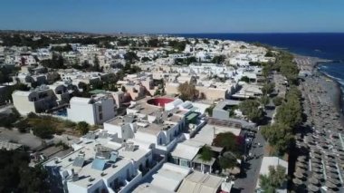 Ville de Santorin sur l'île de Santorin dans les Cyclades en Grèce vue du ciel
