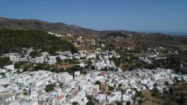 Yunanistan 'ın Kiklad adasındaki Paros adasındaki Lefkes köyü gökyüzünden