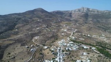 Yunanistan 'ın Kiklad adasındaki Paros adasındaki Lefkes köyü gökyüzünden