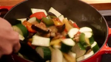 Nice 'deki ratatouille' i pişiriyorum.