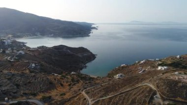 Gökyüzünden görünen Ios adasındaki Koubara köyü.