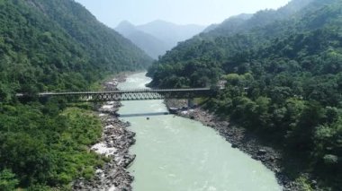 Ganj Nehri, Hindistan 'ın Uttarakhand eyaletine yakın bir yerde, gökyüzünden.