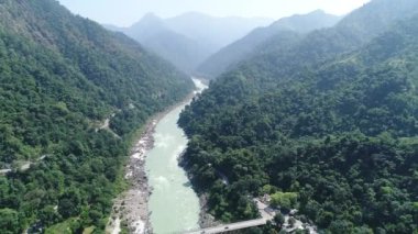 Ganj Nehri, Hindistan 'ın Uttarakhand eyaletine yakın bir yerde, gökyüzünden.