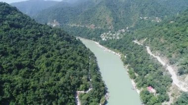 Ganj Nehri, Hindistan 'ın Uttarakhand eyaletine yakın bir yerde, gökyüzünden.