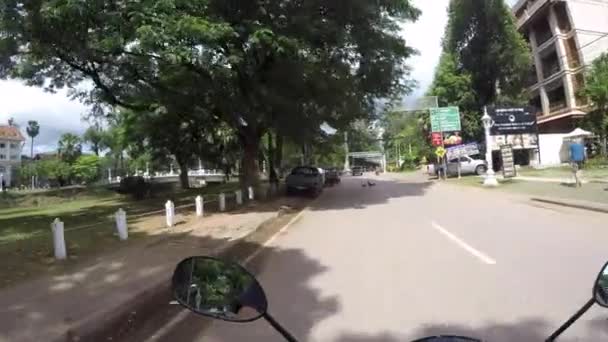 Прогулка Мотоцикле Городе Siemreap Камбодже — стоковое видео