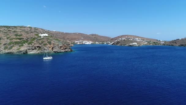 Strand Van Apokofto Bij Chrisopigi Bij Faros Het Eiland Sifnos — Stockvideo