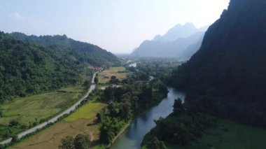 Ödeme otosu de la ville de Vang Vieng au Laos vue du ciel