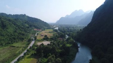 Ödeme otosu de la ville de Vang Vieng au Laos vue du ciel