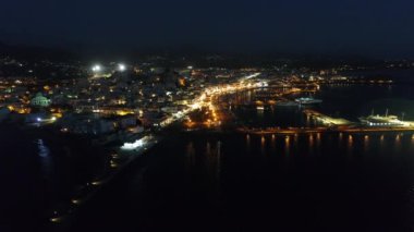 Yunanistan 'ın Cyclades kentindeki Naxos Adası marinası hava gece görüşü