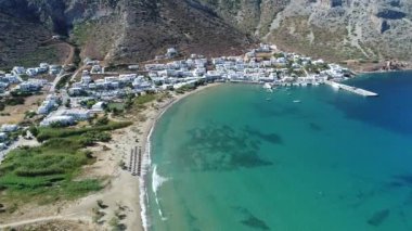 Sifnos adasındaki Kamares plajı Yunanistan 'ın tepegöz manzaralı.